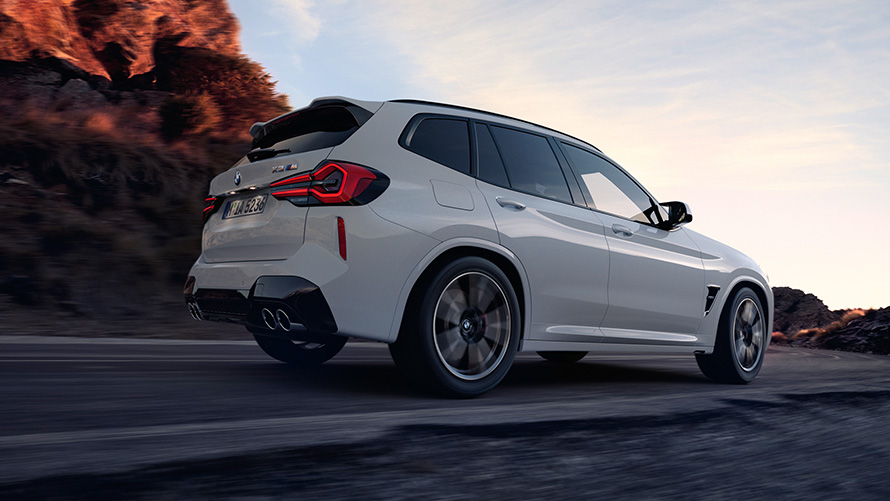BMW X3 M F97 LCI Facelift 2021 Alpine bela boja, lateralni bočni prikaz iz niskog ugla