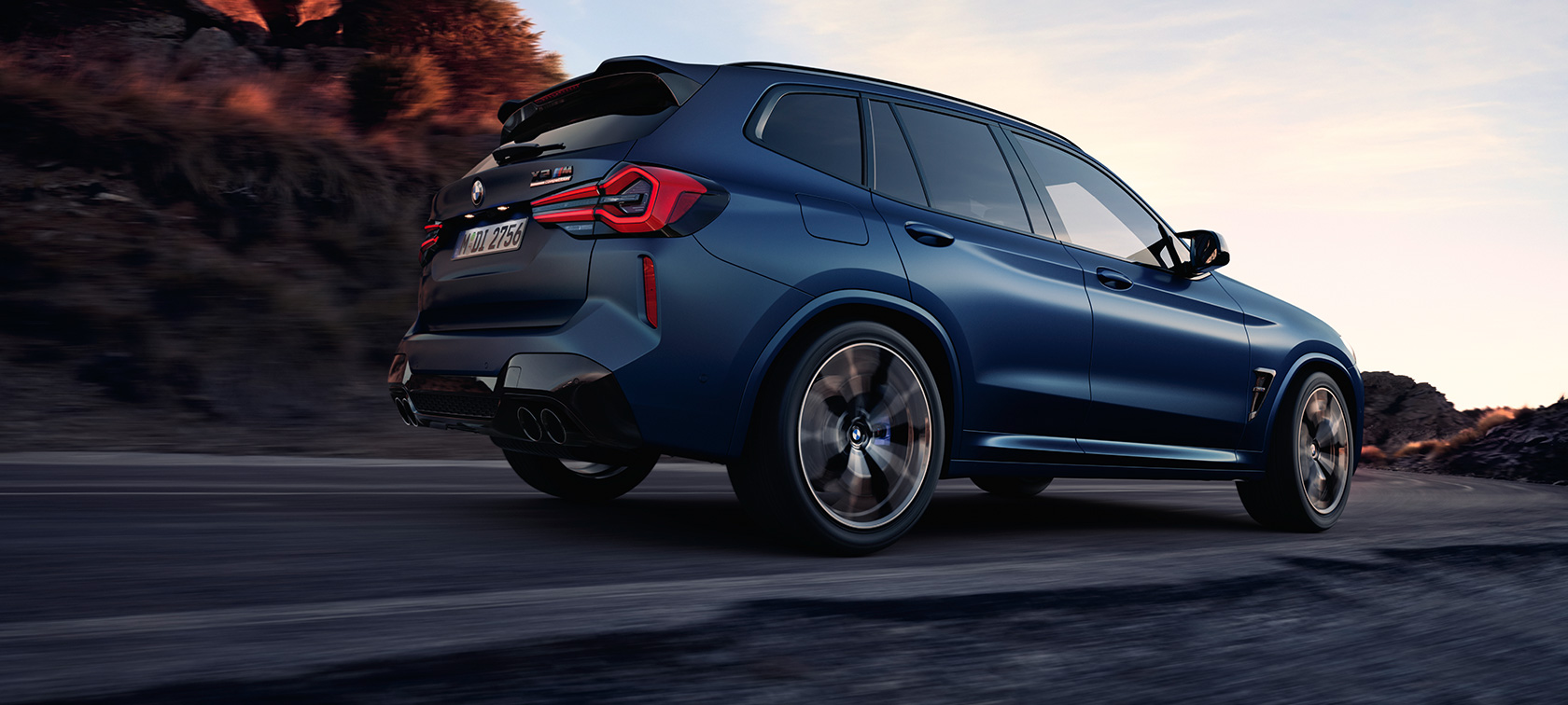 BMW X3 M Competition F97 LCI 2021 tročetvrtinski prikaz iz niskog ugla sa stražnje strane BMW X3 M Competition F97 LCI Facelift 2021 Frozen Marina Bay plave metalik boje, tročetvrtinski prikaz iz niskog ugla sa stražnje strane