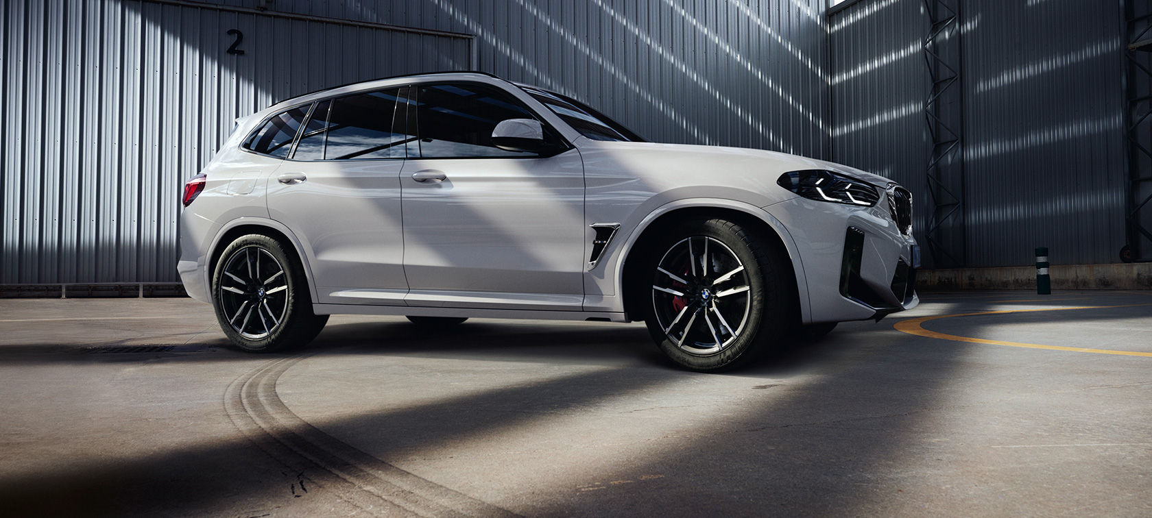 BMW X3 M F97 LCI Facelift 2021 tročetvrtinski bočni prikaz BMW X3 M F97 LCI Facelift 2021 Alpine bela boja, tročetvrtinski bočni prikaz
