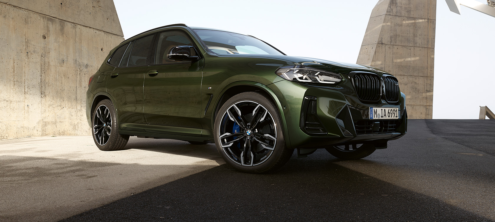 BMW X3 M40i G01 LCI Facelift tročetvrtinski prednji prikaz parkiranog vozila BMW X3 M40i G01 LCI Facelift 2021 Malachite zelena metalik boja, tročetvrtinski prednji prikaz parkiranog vozila