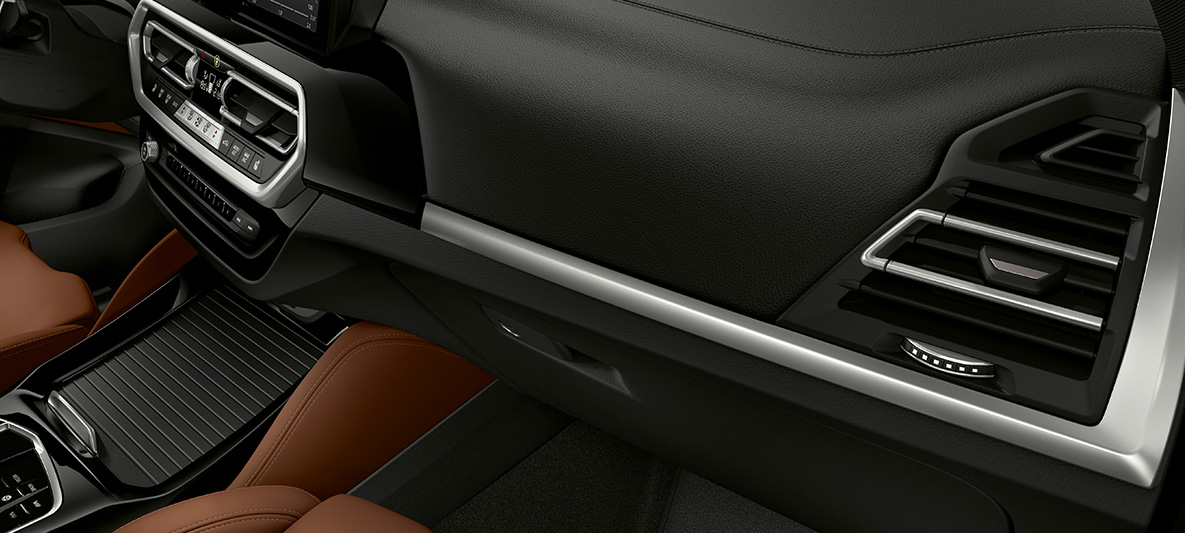 BMW Individual unutrašnje lajsne BMW X3 M F97 LCI Facelift 2021 BMW Individual unutrašnje lajsne sa završnom obradom u obliku šare klavira s kontrolnim panelom crne boje BMW X3 M F97 LCI Facelift 2021