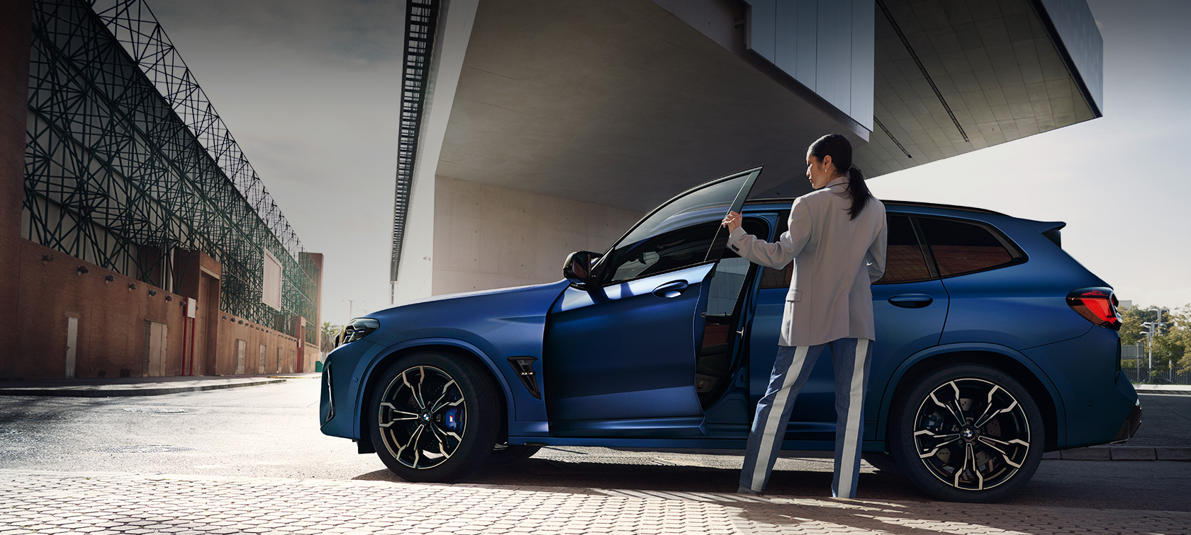 BMW M5 Competition F90 LCI Facelift 2021 bočni prikaz parkiranog vozila BMW X3 M Competition F97 LCI Facelift 2021 BMW Individual Frozen Portimao plava metalik boja, bočni prikaz parkiranog vozila sa otvorenim vratima i modelom