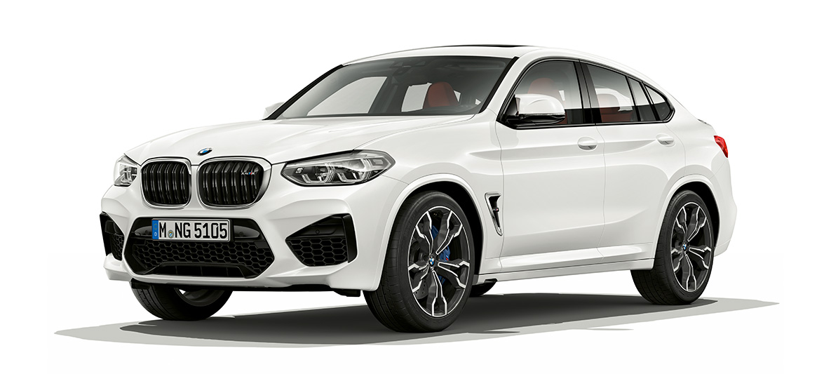 BMW X4 M, tročetvrtinski pogled sa strane. BMW X4 M u boji Alpine White, eksterijer, tročetvrtinski pogled sa strane.
