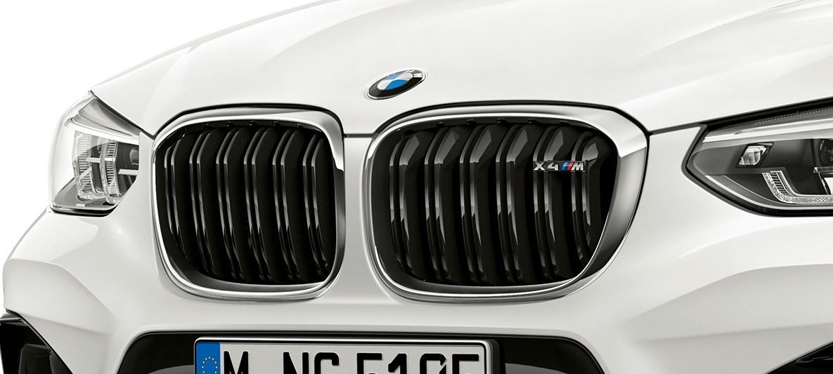 BMW X4 M, M prednja rešetka. BMW X4 M u boji Alpine White, eksterijer, spreda, M prednja rešetka sa hromiranim detaljima i oznakom modela.