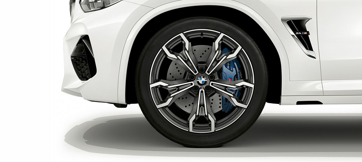 BMW X4 M, 21-inčni M aluminijumski točkovi u boji Orbit Grey. BMW X4 M u boji Alpine White, eksterijer, 21-inčni M aluminijumski točkovi u boji Orbit Grey.