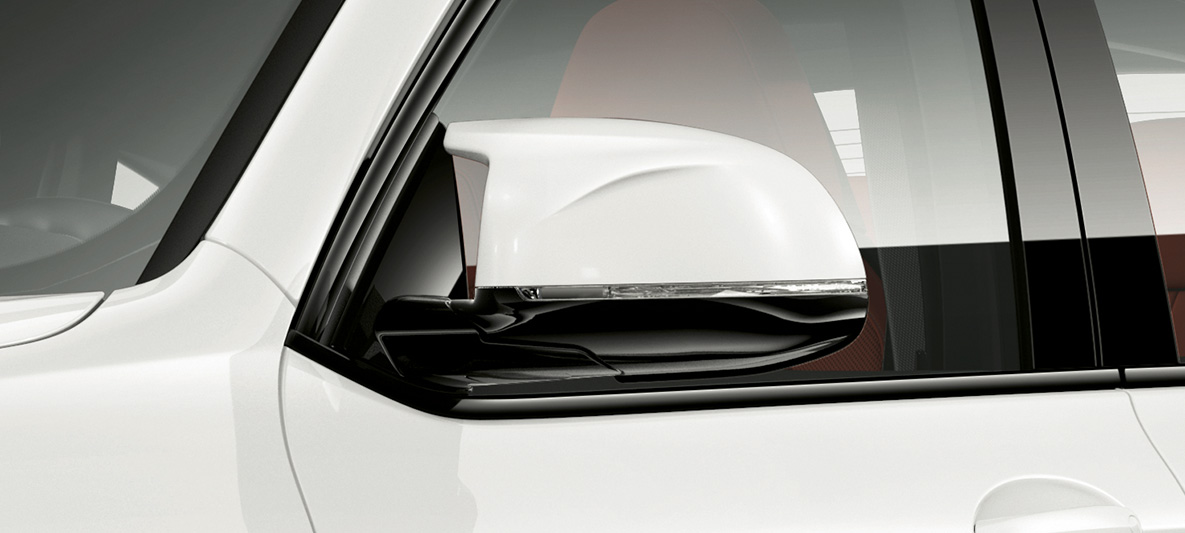 BMW X4 M, kape ogledala u boji vozila. BMW X4 M u boji Alpine White, eksterijer, kape ogledala u boji vozila.
