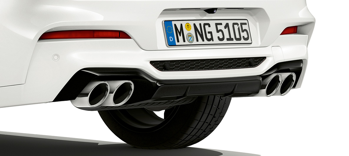 BMW X4 M, izduvne cevi hromirane. BMW X4 M u boji Alpine White, eksterijer,pozadina sa izduvnim hromiranim cevima.
