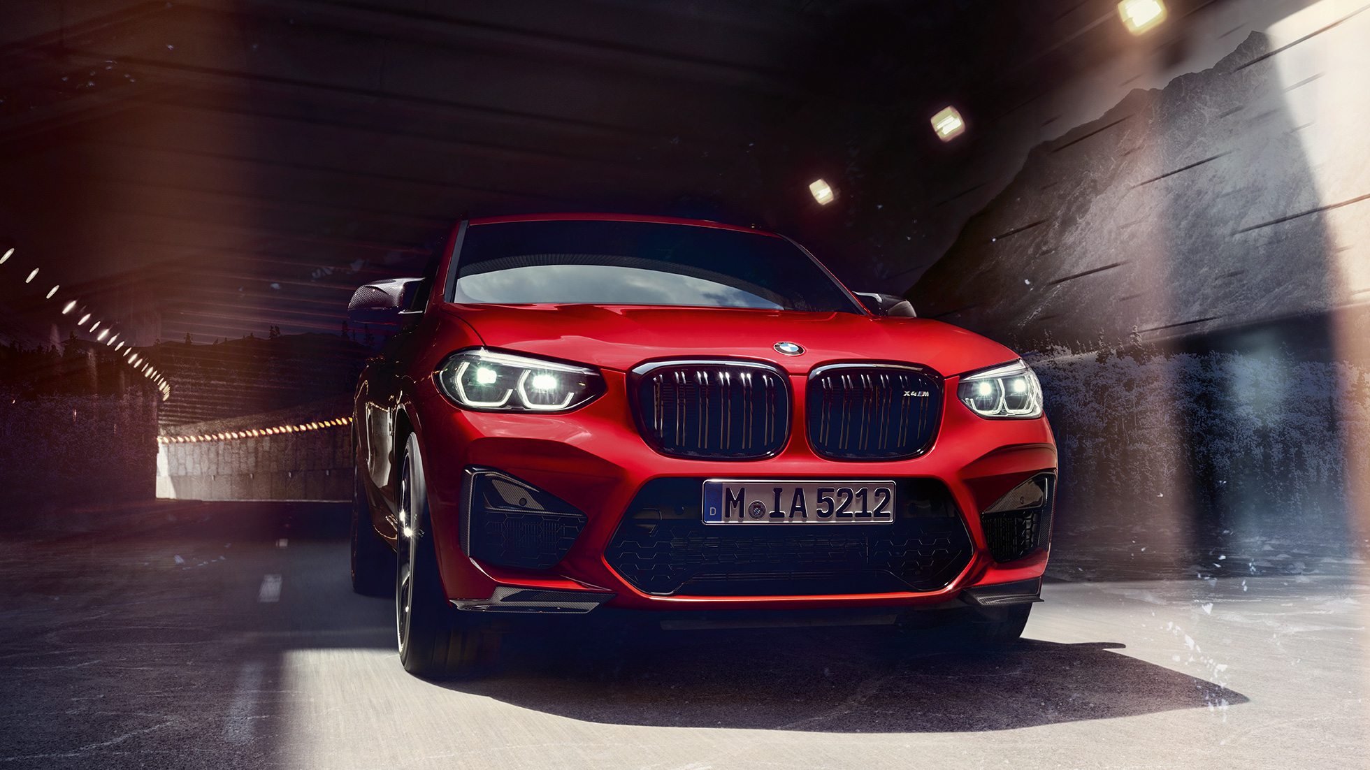 BMW X4 M Competition, pogled spreda. BMW X4 M Competition u boji Toronto Red metaliziranoj, eksterijer, pogled spreda.