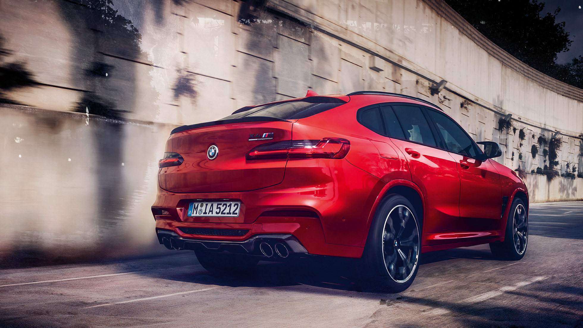BMW X4 M Competition, kape ogledala od karbona. BMW X4 M Competition u boji Toronto Red metaliziranoj, eksterijer, M Carbon paket eksterijera,kape ogledala od karbona.