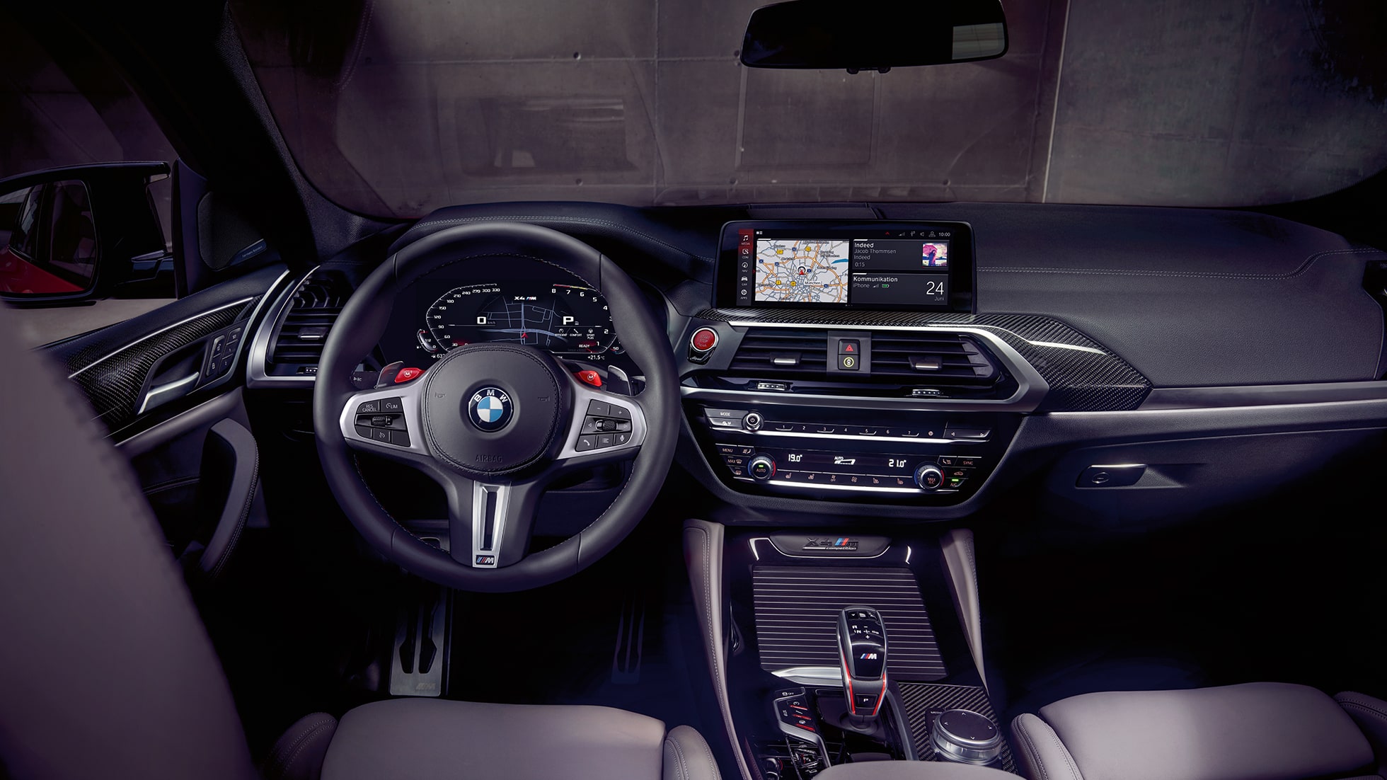 BMW X4 M Competition, ekskluzivna kabina. BMW X4 M Competition, enterijer, ekskluzivna kabina sa M Sport sedištima i M kožnim volanom.