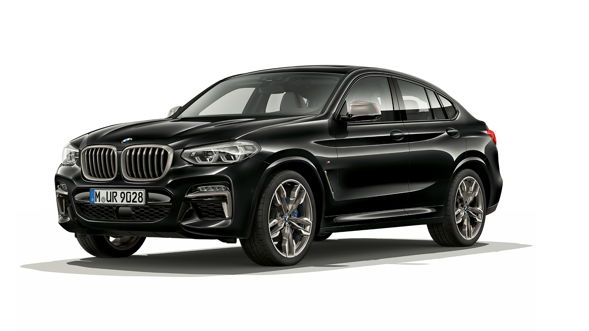 BMW X4 M40i i BMW X4 M40d, tročetvrtinski pogled spreda. BMW X4 M40i i BMW X4 M40d u boji Black Sapphire metaliziranoj, eksterijer, tročetvrtinski pogled spreda, s desne strane.
