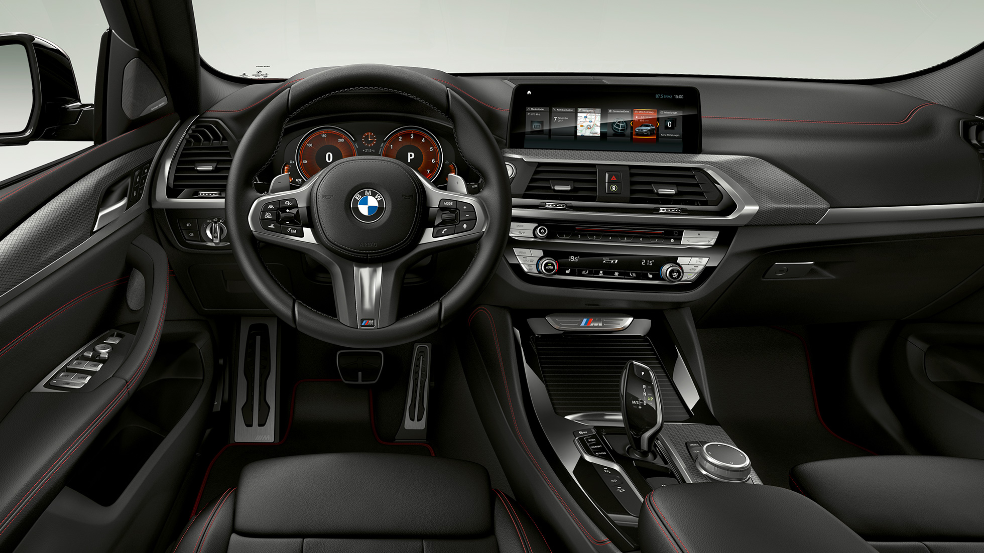 BMW X4 M40i i BMW X4 M40d, kabina. BMW X4 M40i i BMW X4 M40d, enterijer, kabina sa M kožnim volanom i M Sport sedištima.