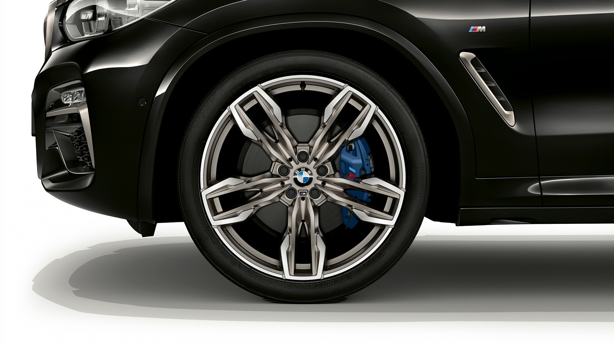 BMW X4 M40i i BMW X4 M40d, 21-inčni M aluminijumski točkovi. BMW X4 M40i i BMW X4 M40d u boji Black Sapphire metaliziranoj, eksterijer, pogled sa strane sa 21-inčnim M aluminijumskim točkovima u Double spoke dizajnu.