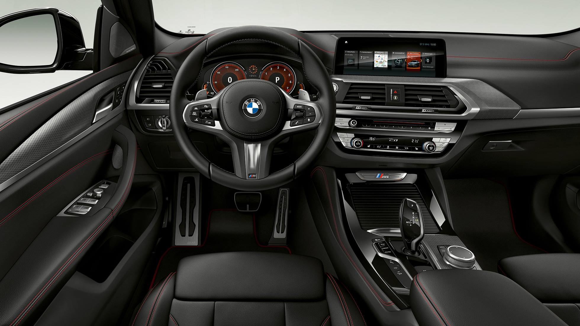 BMW X4 M40i i BMW X4 M40d, kabina. BMW X4 M40i i BMW X4 M40d, enterijer, kabina sa sportskim sedištima i M kožnim volanom.