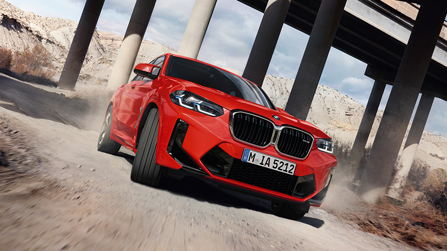 BMW X4 M F98 LCI Facelift 2021 Toronto crvene metalik boje tročetvrtinski prednji prikaz ispod stubova mosta