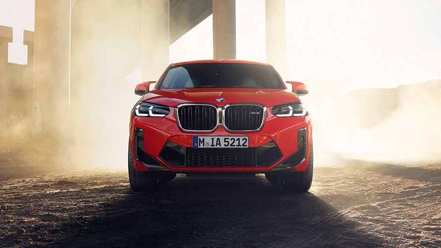 BMW X4 M F98 LCI Facelift 2021 Toronto crvene metalik boje prednji prikaz ispod stubova mosta