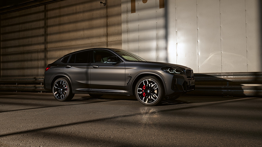 BMW X4 M40i G02 LCI 2021 Facelift bočni prikaz ispred sjajnog zida