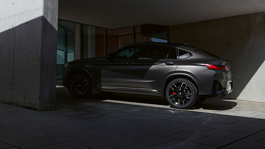 BMW X4 M40i G02 LCI 2021 Facelift bočni prikaz vozila upola u hladu ispred ulaza u kuću