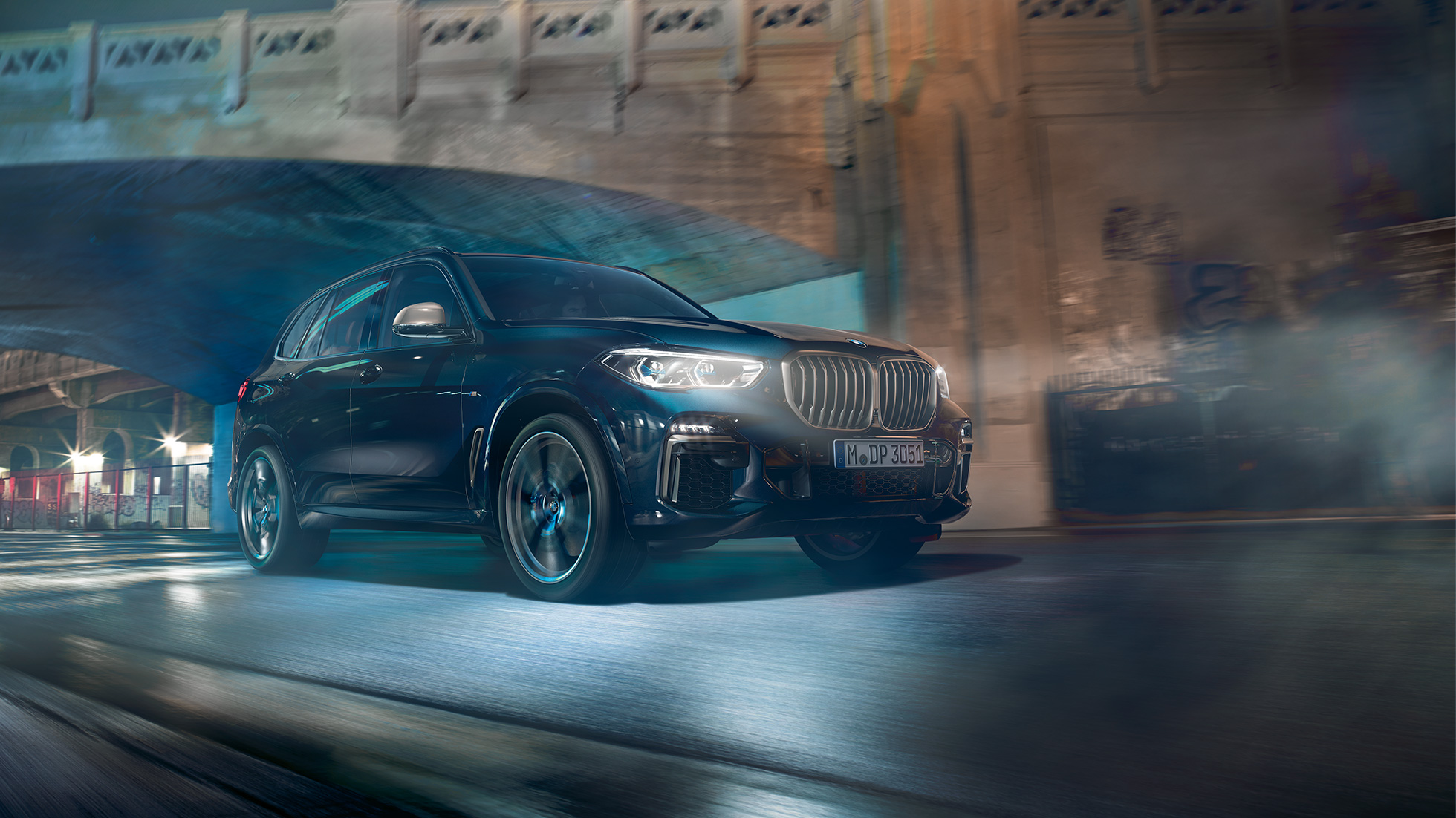 BMW X5 M50i s M TwinPower Turbo osmocilindarskim benzinskim motorom Bočni prikaz BMW-a X5 M50i s M TwinPower Turbo osmocilindarskim benzinskim motorom G05 Carbon black metalik