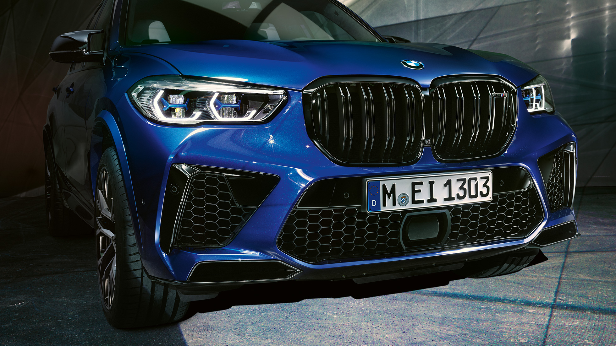 M dvostruka rešetka maske BMW-a X5 M Competition Detaljan prikaz prednjeg kraja i M dvostruke rešetke maske BMW-a X5 M Competition F95 Marina Bay Blue metalik boje
