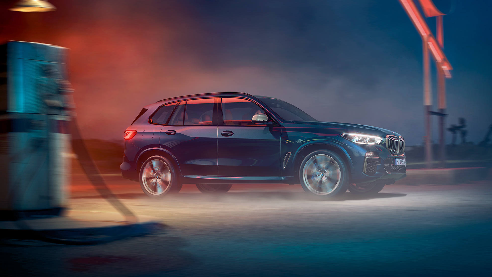 Bočni prikaz BMW-a X5 M50i Bočni prikaz BMW-a X5 M50i G05 s M lakometalnim kotačima Carbon crne metalik boje