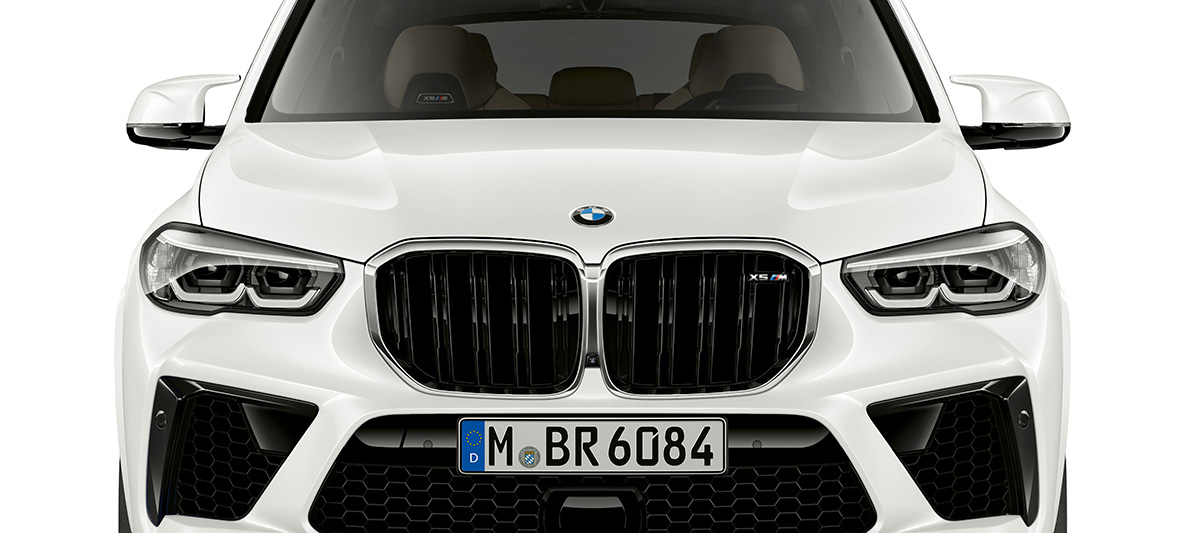 Prednji deo modela BMW X5 M F95 M dvostruka prednja rešetka BMW X5 M Mineral bela boja F90 2020 SUV prednji prikaz