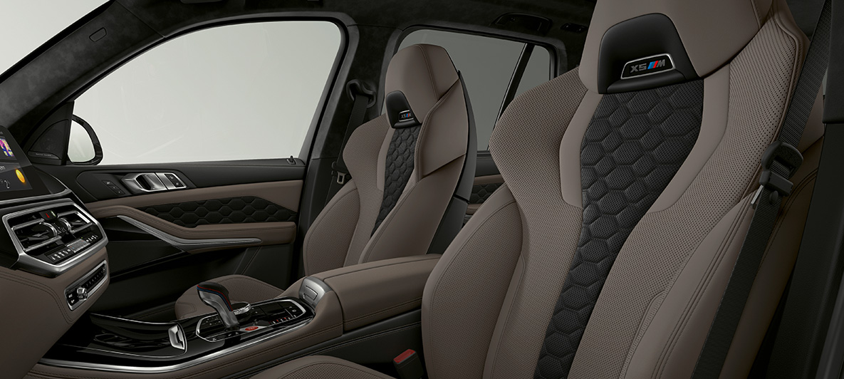 M multifunkcionalna sedišta BMW X5 M F95 M multifunkcionalna sedišta s X5 M logotipom BMW X5 M F95 2020 SUV unutrašnjost