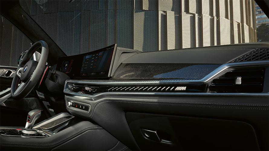 BMW X5 M Competition F95 2023 M specifični pregled na zakrivljenom displeju