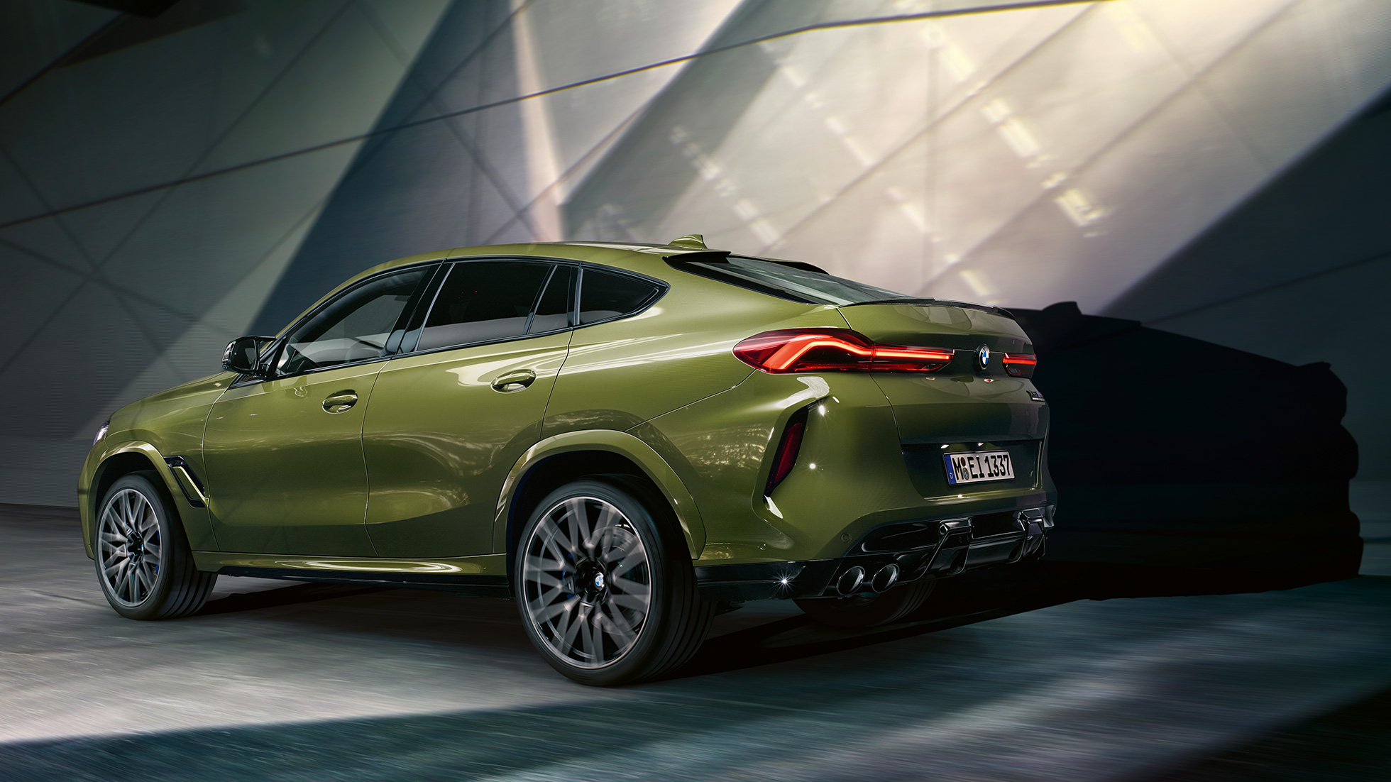 BMW X6 M Competition sa M xDrive opcijom Prikaz zadnjeg kraja BMW X6 M Competition M xDrive F96 2020 BMW Individual specijalne boje karoserije Urban Green SUV