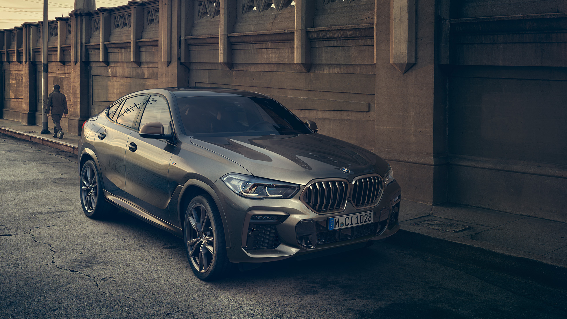 BMW X6 M50i s M TwinPower Turbo 8-cilindarskim benzinskim motorom Bočni prikaz BMW-a X6 M50i s M TwinPower Turbo 8-cilindarskim benzinskim motorom G06 Manhattan metalik