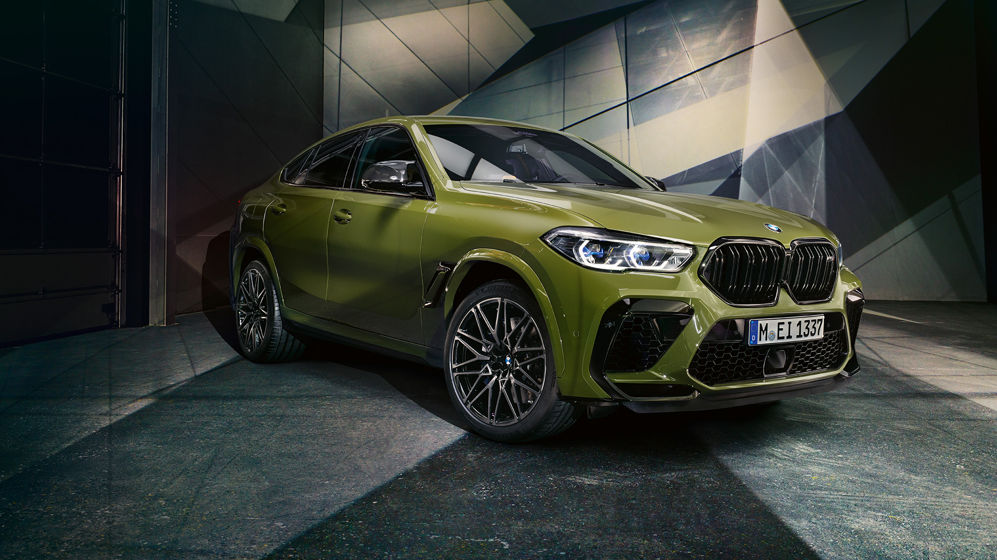 M dvostruka maska BMW-a X6 M Competition Prikaz prednjeg kraja i M dvostruka maska BMW-a X6 M Competition F96 2020 BMW Individual specijalne boje karoserije Urban Green SUV