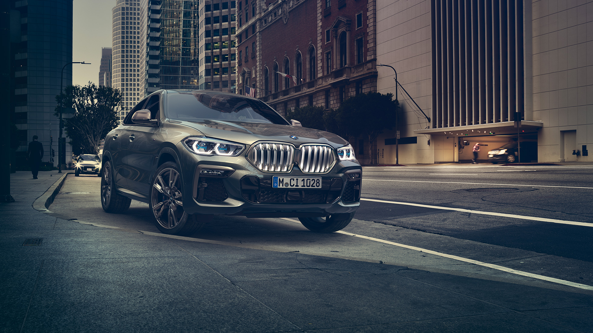 BMW X6 M50i u mestu BMW X6 M50i u gradu