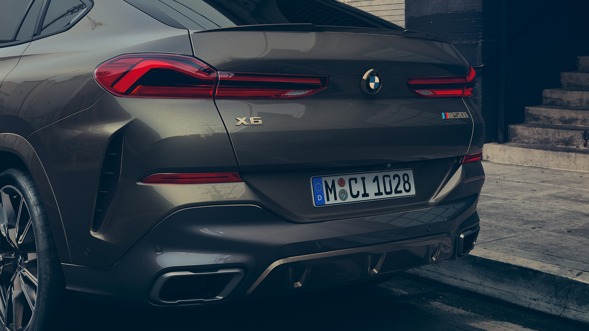 Zadnji kraj BMW-a X6 M50i Detaljan prikaz zadnjeg kraja BMW-a X6 M50i