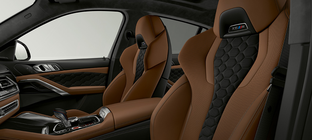 M multifunkcionalna sedišta BMW X6 M F96 M multifunkcionalna sedišta s X6 M logotipom BMW X6 M F96 2020 SUV unutrašnjost