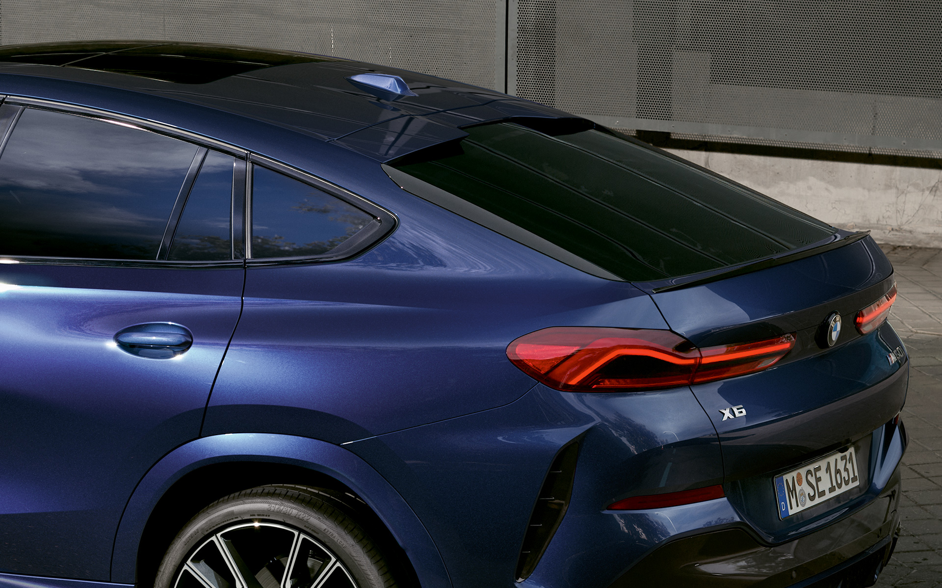 BMW X6 M60i xDrive G06 MP zadnji deo vozila BMW X6 M60i xDrive G06 MP zadnji bliži prikaz