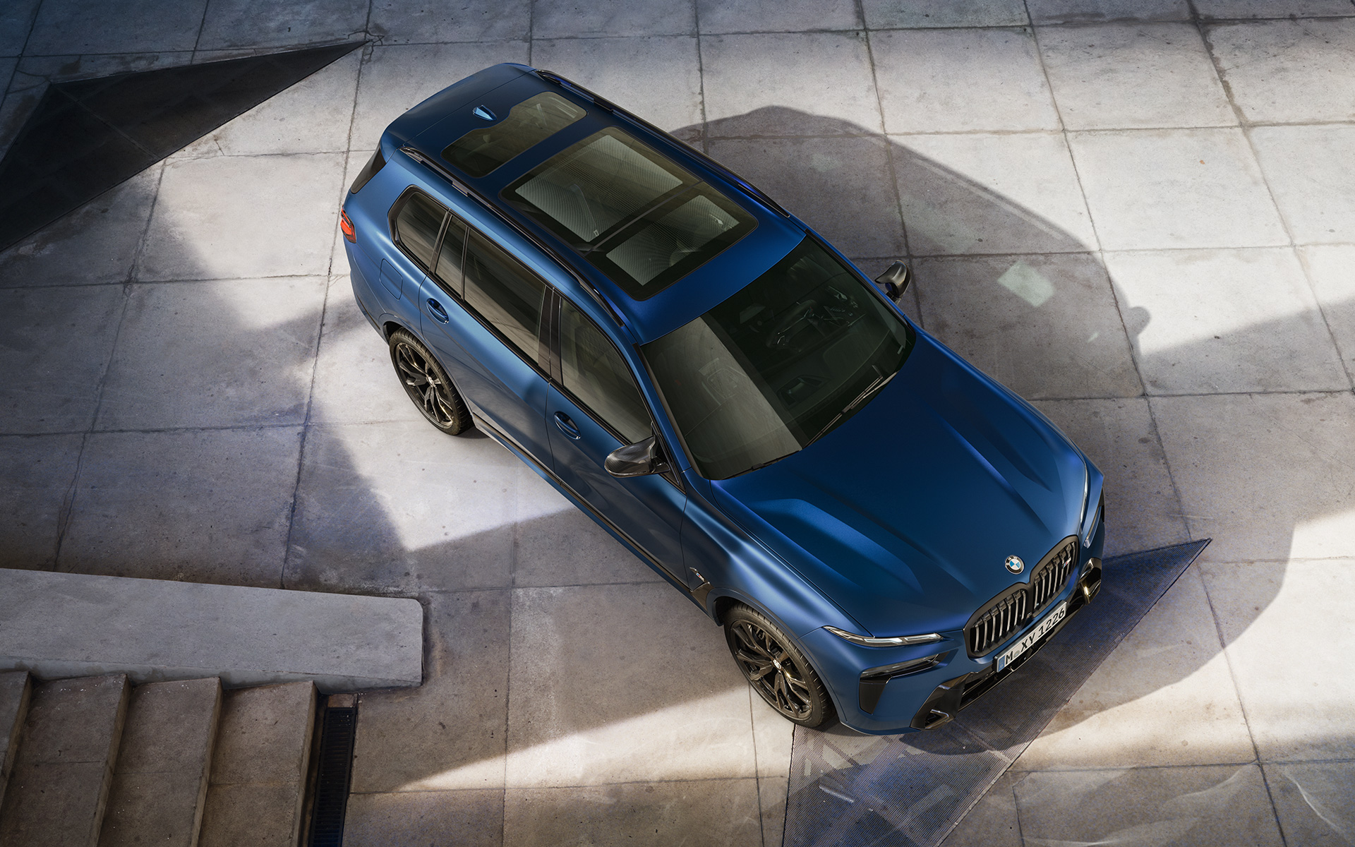 BMW X7 M60i xDrive G07 LCI Frozen Marina Bay Blue ptičija perspektiva parkiranog vozila