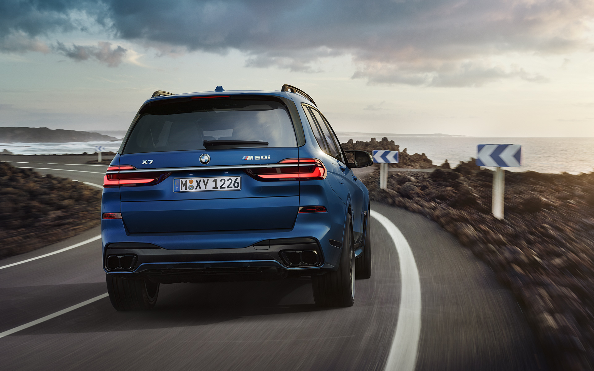BMW X7 M60i xDrive G07 LCI Frozen Marina Bay plave boje prikaz zadnjeg dela vozila tokom vožnje