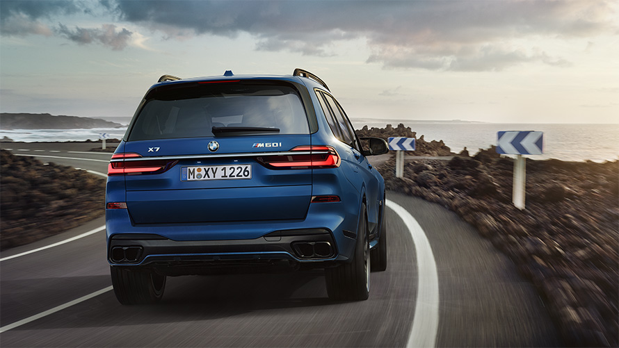 BMW X7 M60i xDrive G07 LCI Frozen Marina Bay plave boje prikaz zadnjeg dela vozila tokom vožnje