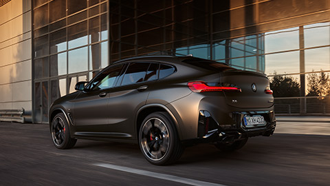 BMW X4 G02 pogled otpozadi u vožnji  BMW X serija BMW X4 G02 pogled otpozadi u vožnji