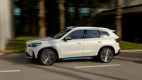 BMW iX1 U11 bočni prikaz u vožnji na putu BMW Serije X BMW iX1 U11 bočni prikaz u vožnji na putu