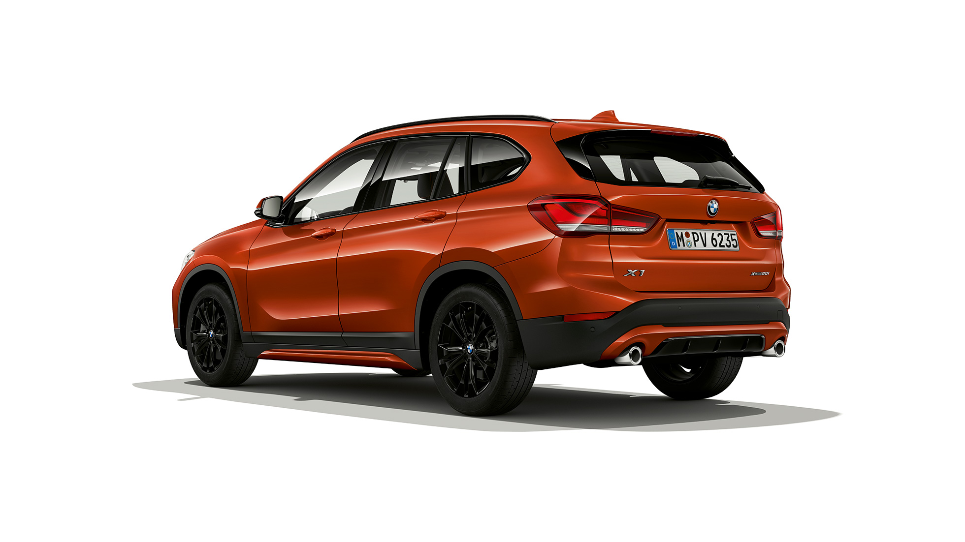 BMW X1, Model Sport Line, tročetvrtinski pogled otpozadi BMW X1, Model Sport Line, tročetvrtinski pogled otpozadi, studijski snimak