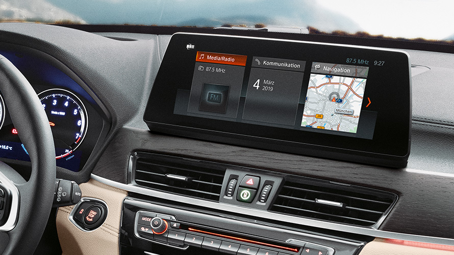 BMW X1 10,25" Kontrolni ekran. BMW X1 enterijer, pogled na Kontrolni ekran dijagonale 10,25“ sa tačskrinom.