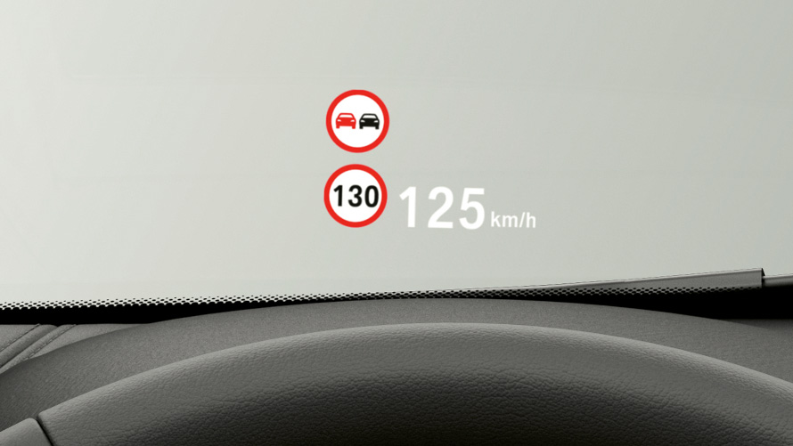 BMW X1, Head-up Display. BMW X1 enterijer, pogled na BMW Head-up Display.
