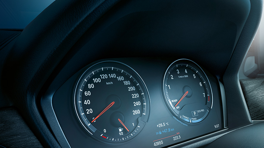 BMW X1, tabla s instrumentima sa tehnologijom Crnog panela. BMW X1 enterijer, pogled na tablu s instrumentima sa tehnologijom Crnog panela.