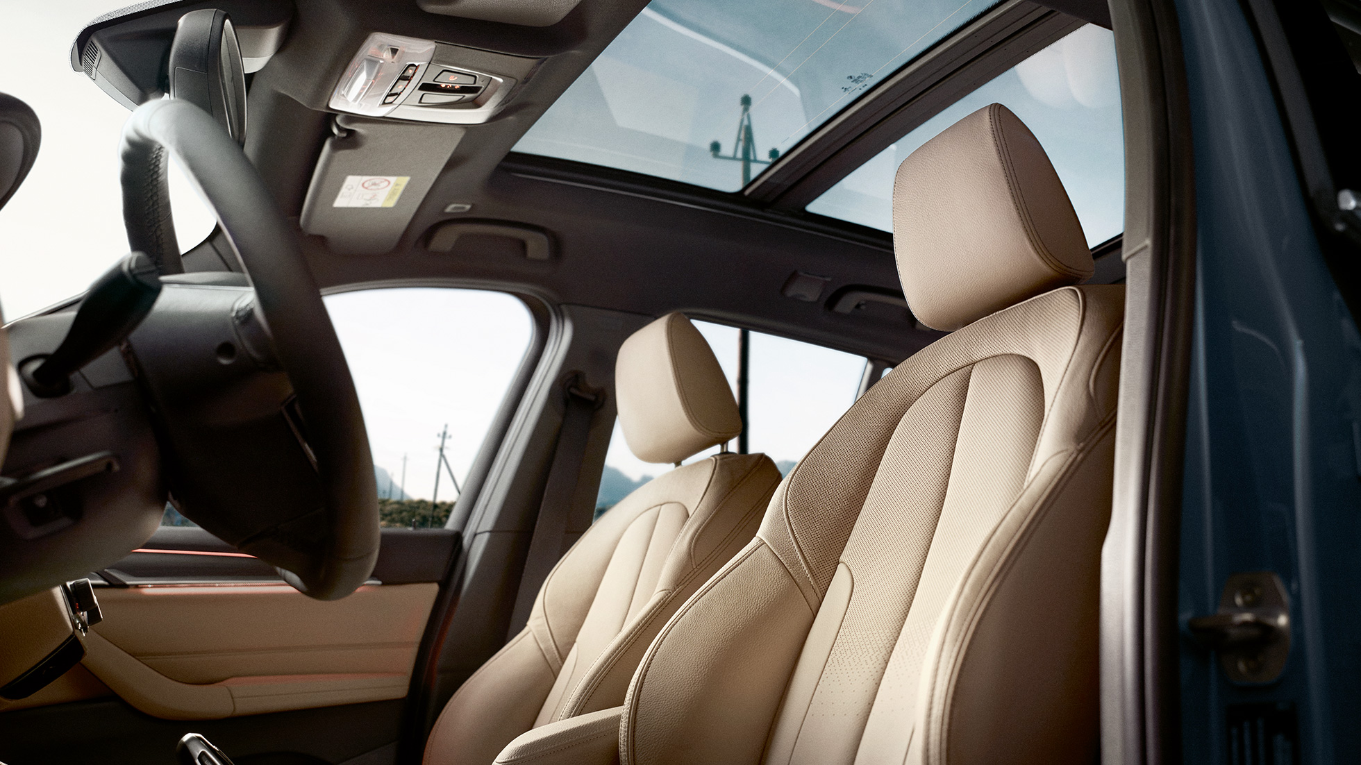 BMW X1 enterijer, sportska sedišta. BMW X1 enterijer, pogled na ergonomska sportska sedišta.