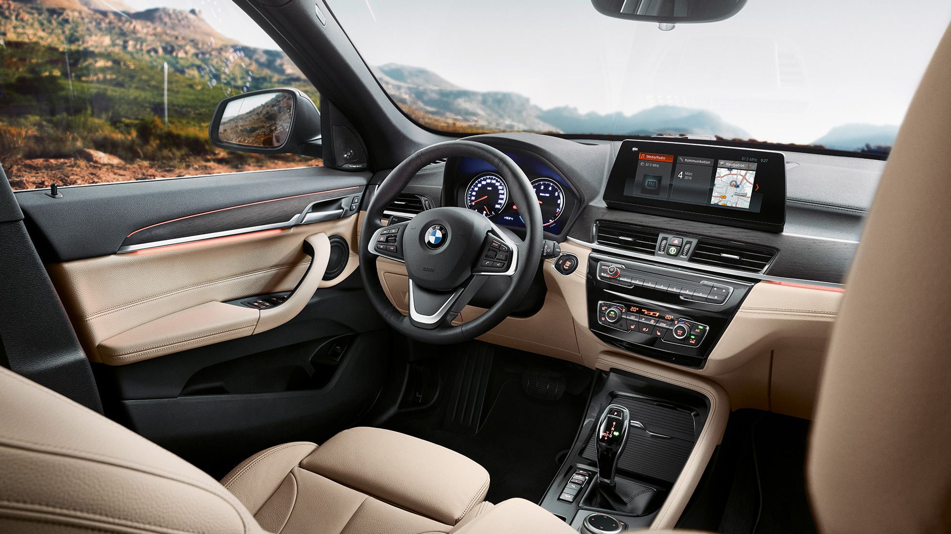 BMW X1 enterijer, kabina. BMW X1 enterijer, pogled na Kontrolni ekran od 10,25“ u kabini.