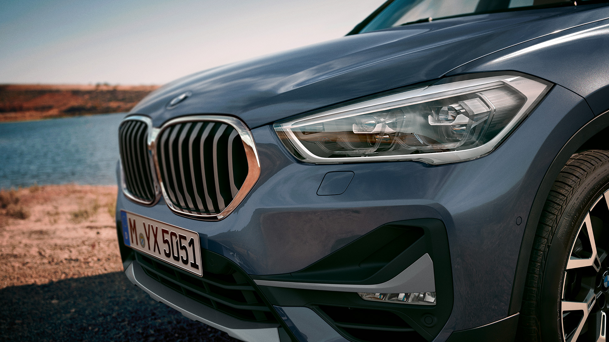 BMW X1, adaptivni LED farovi. BMW X1, pogled izbliza na adaptivne LED farove.