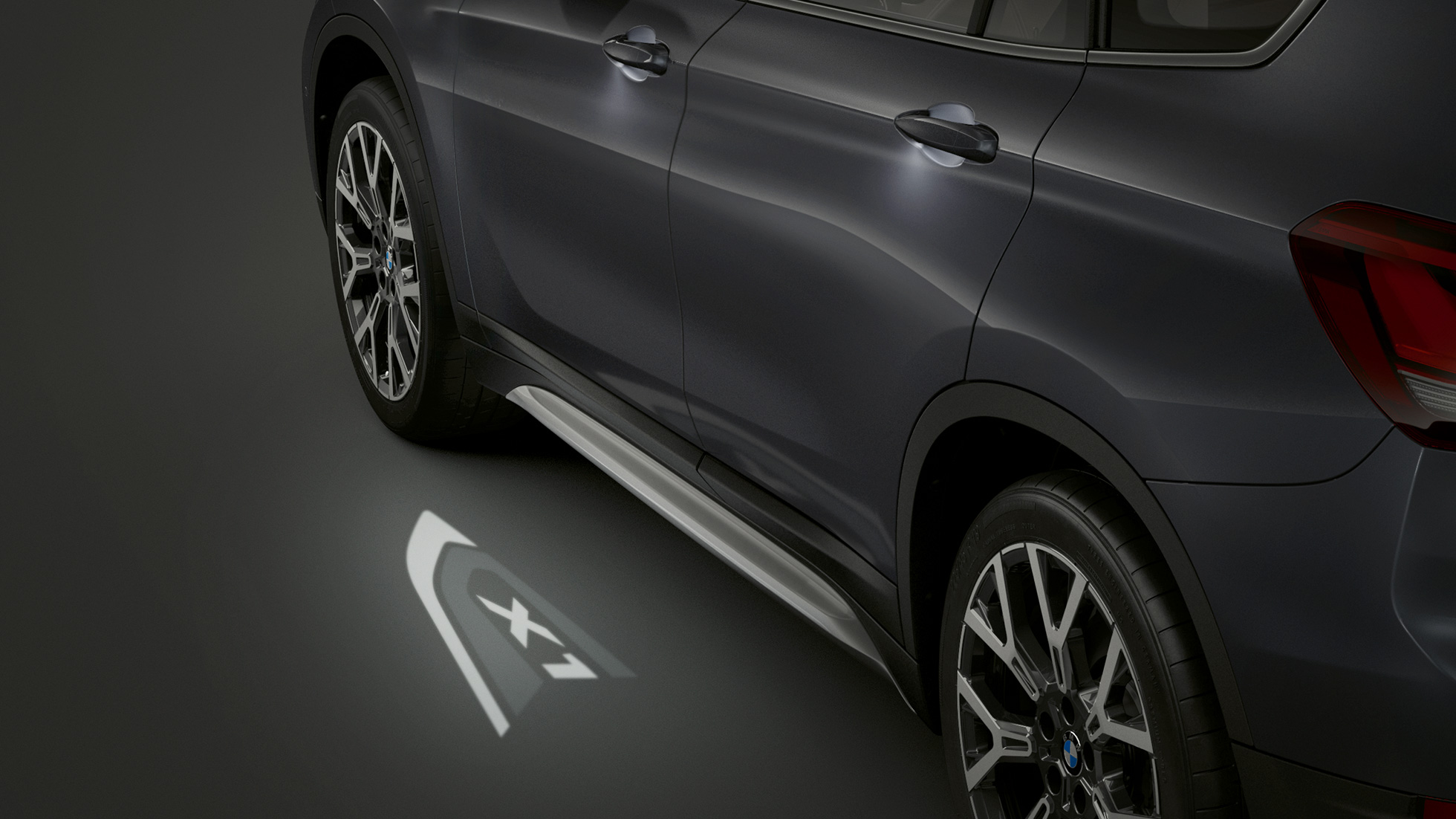 BMW X1, LED-Proijekcija „X1“. BMW X1, pogled sa strane sa fokusom na LED-Projekciju „X1“.