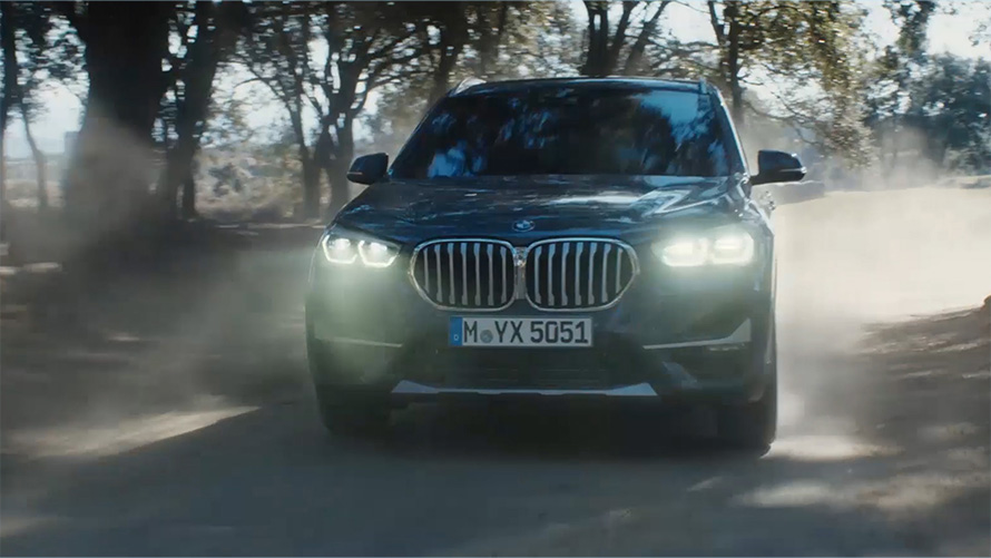 BMW X1 F48 LCI tročetvrtinski prednji prikaz BMW X1 F48 LCI tročetvrtinski prednji prikaz vozila tokom vožnje u prirodi