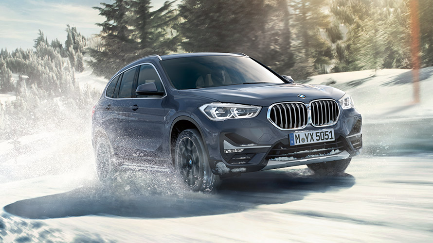 BMW X1 xDrive20i F48 LCI u BMW Individual Storm Bay metalik boji, prilikom vožnje kroz zimski pejsaž BMW X1 xDrive20i F48 LCI u BMW Individual Storm Bay metalik boji, prilikom vožnje kroz zimski pejsaž